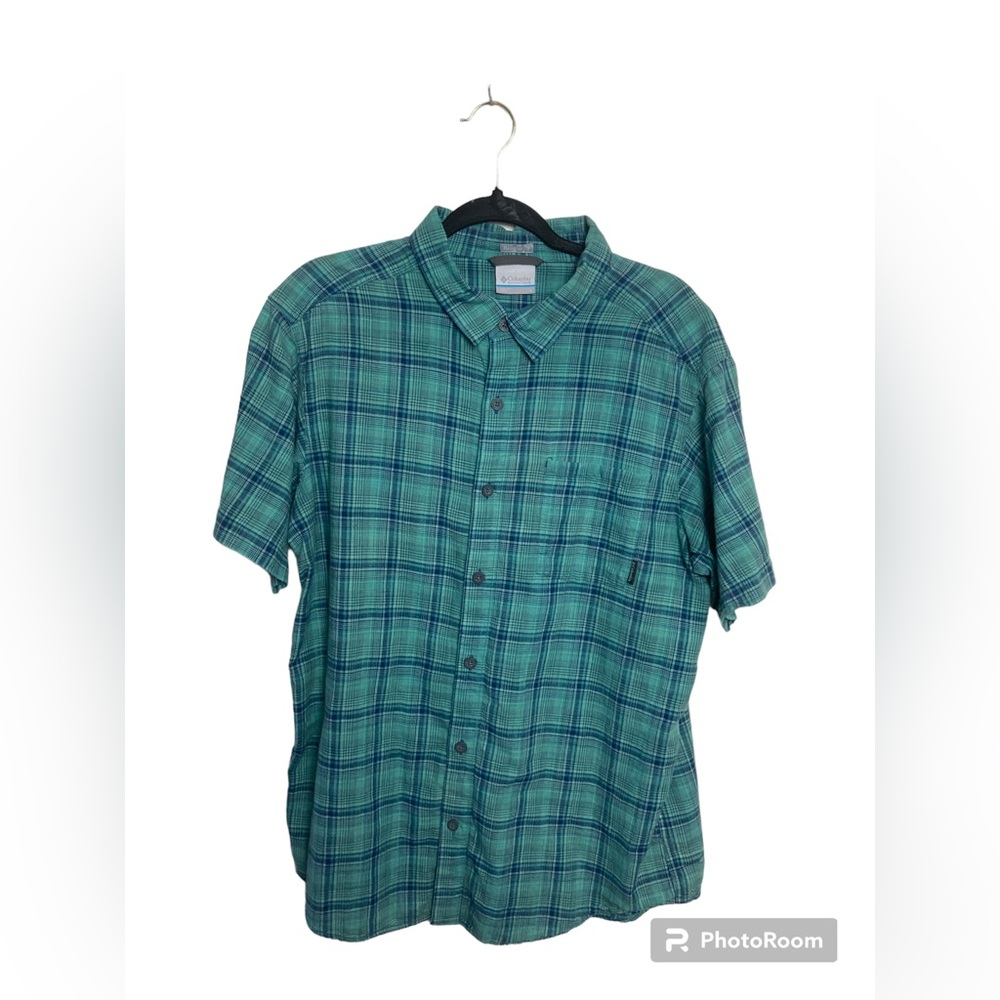 Columbia green/blue plaid short sleeve button up shirt. Large